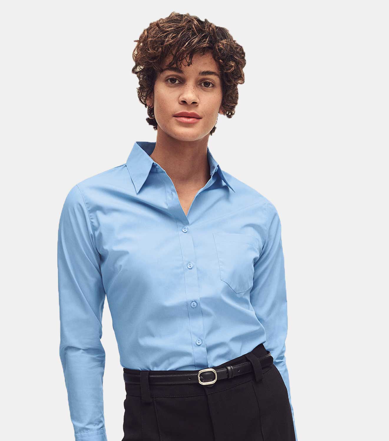 Frau mit blauer Buse und schwarzer Hose