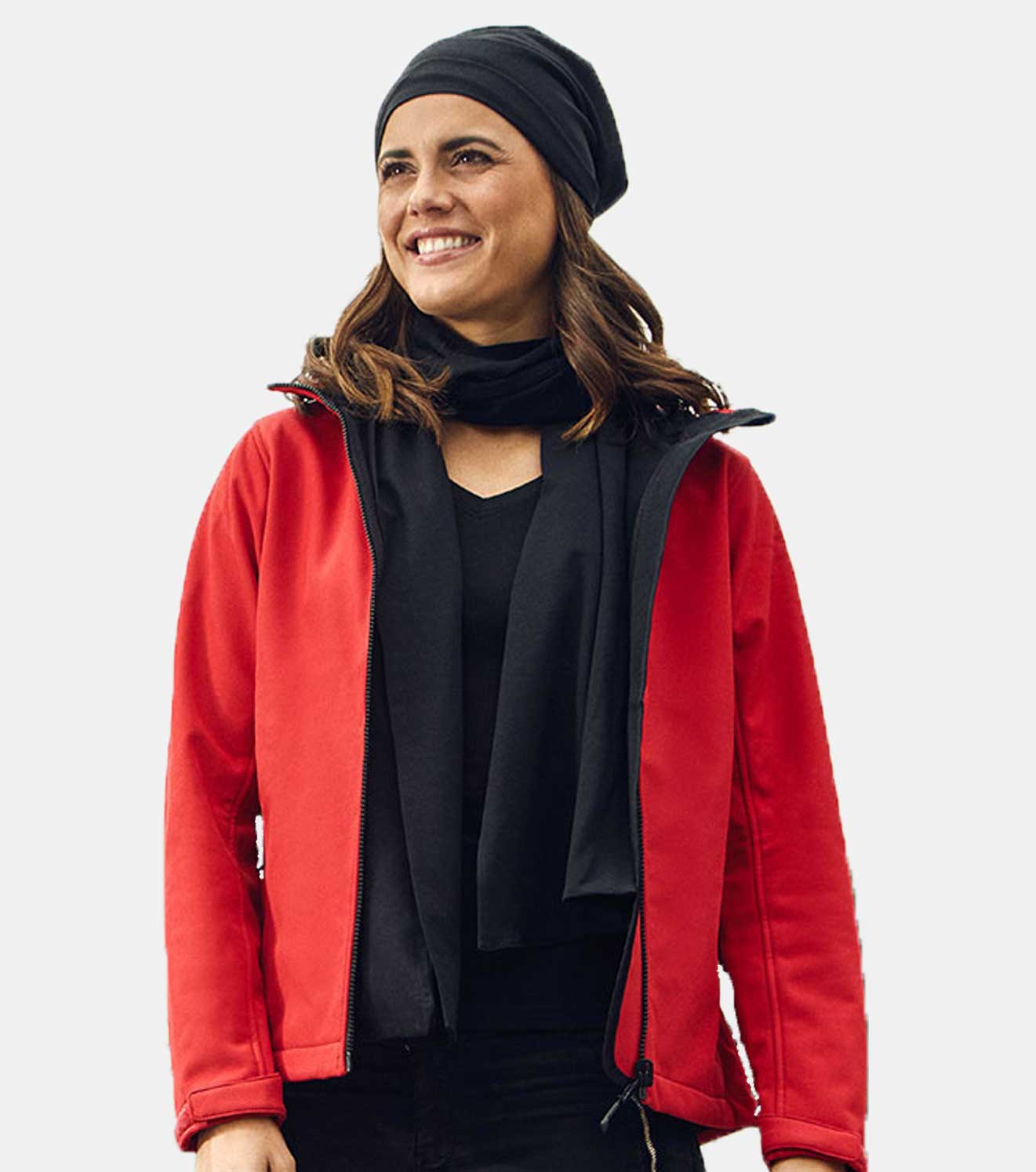 Frau mit Roter Softshelljacke und Mütze und Schal