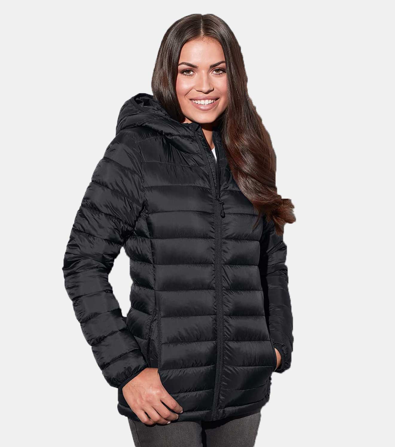 Frau mit schwarzer Winterjacke