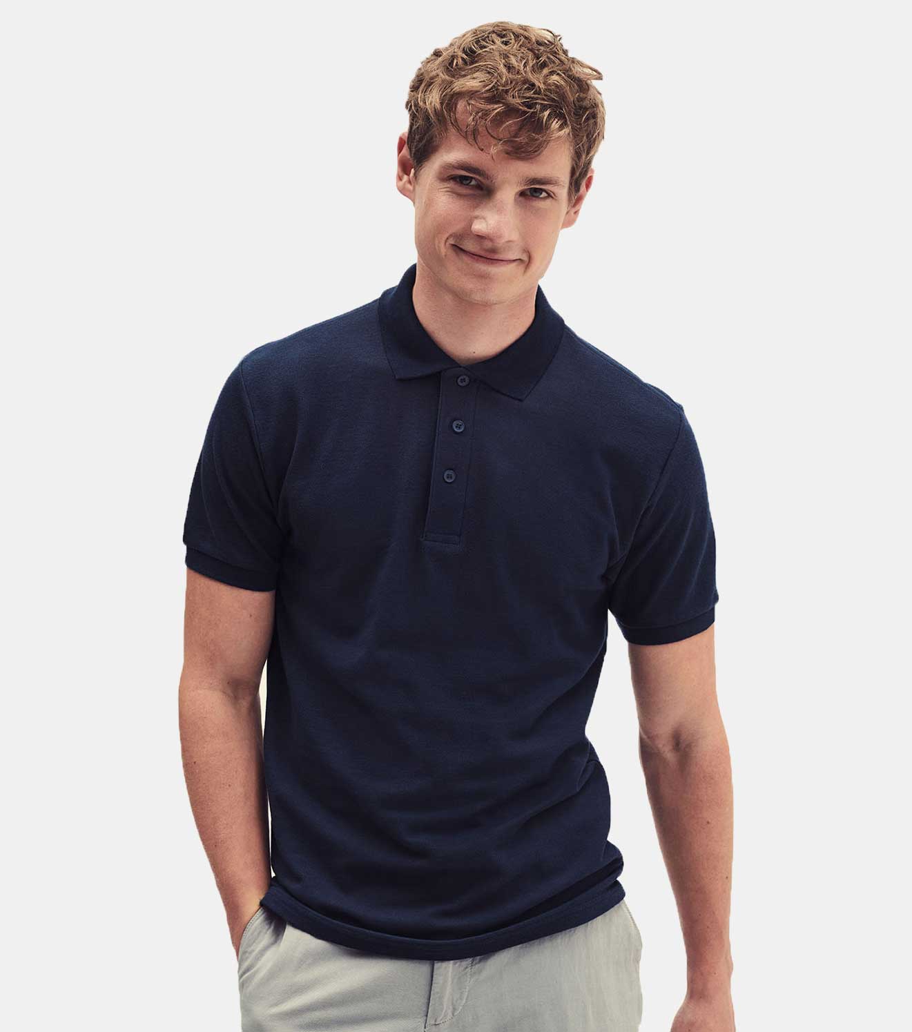Mann mit dunkelblauem Polo von Fruit of the Loom