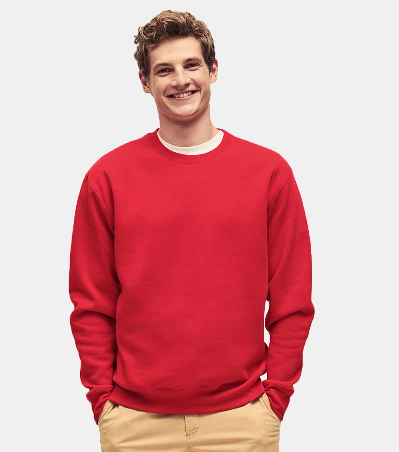 Mann mit rotem Fruit of the Loom Pulli und hellen Hosen