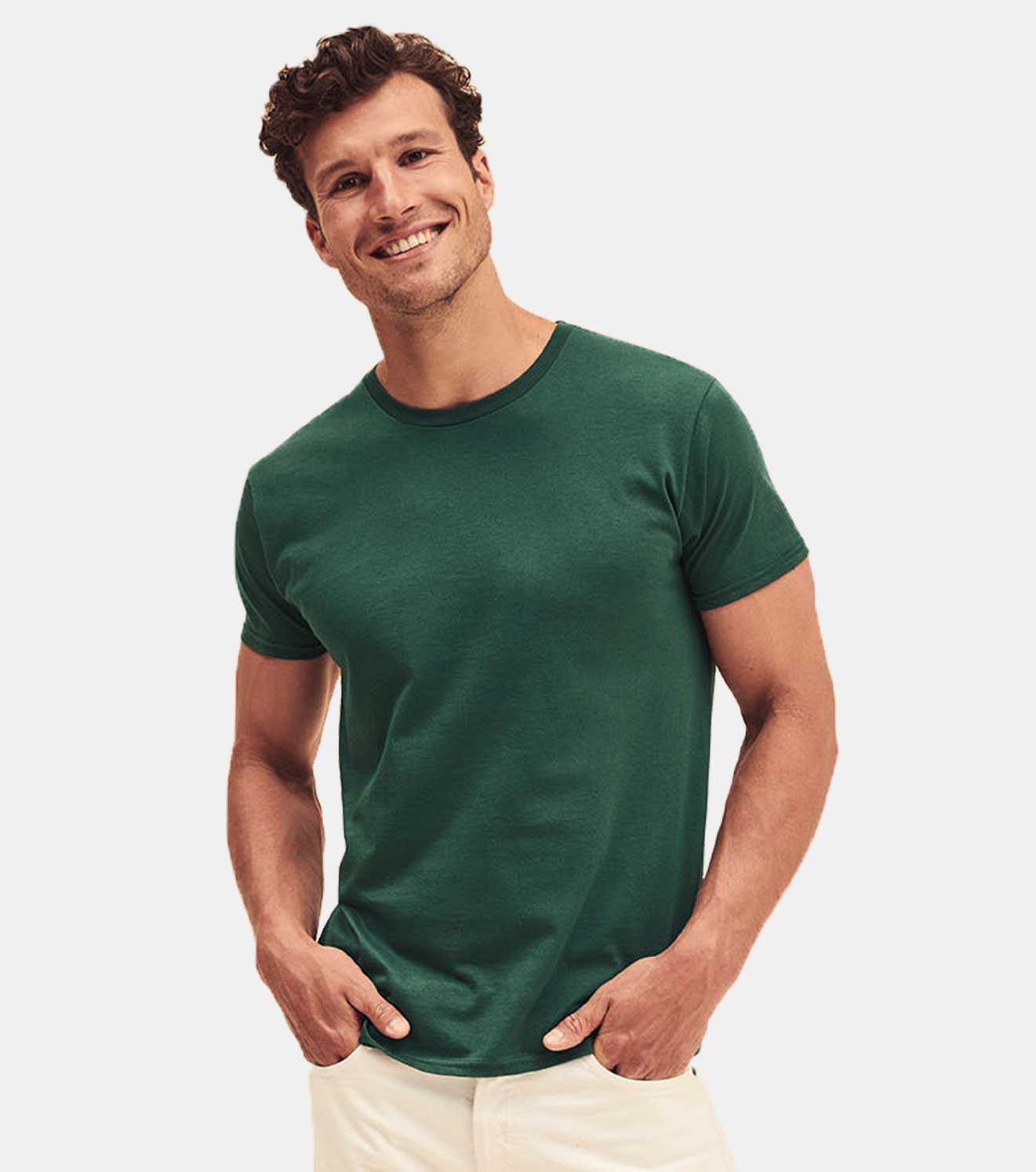 Mann mit dunkel grünem T-Shirt von Fruit of the Loom